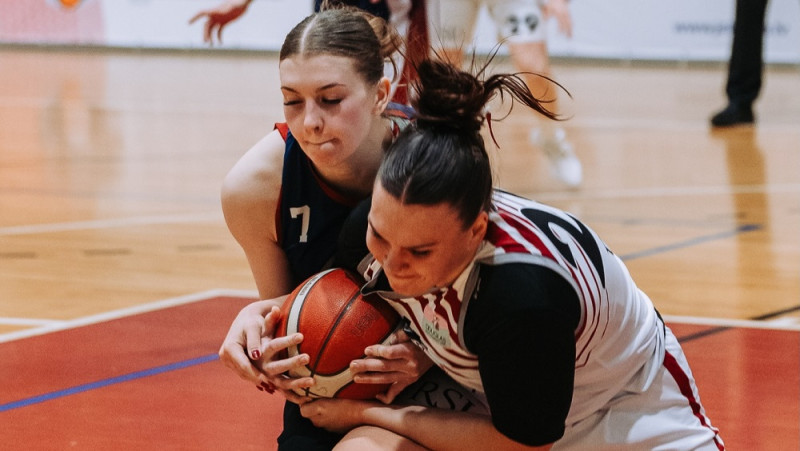Drāma laukumā un ārpus tā: māsas Blūmas izrauj RSU-2 bronzas finišu