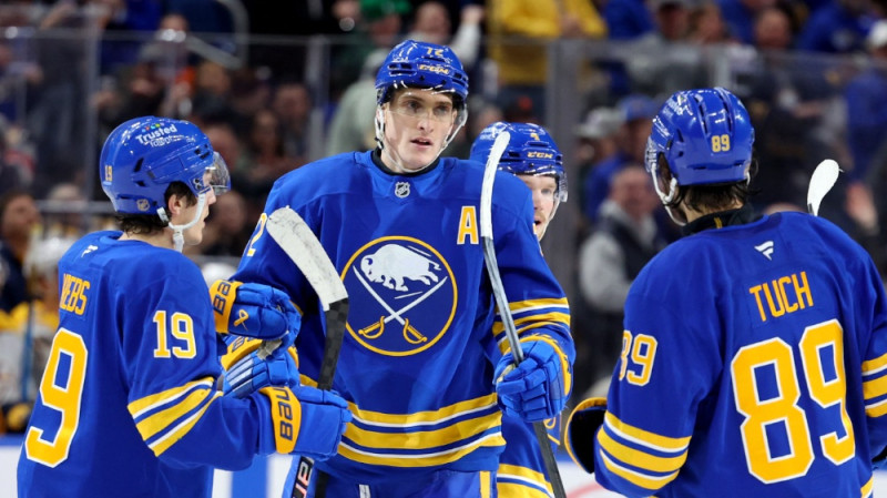 Tompsons rezultatīvs desmito reizi pēc kārtas, Bufalo vēl viens solis playoff virzienā