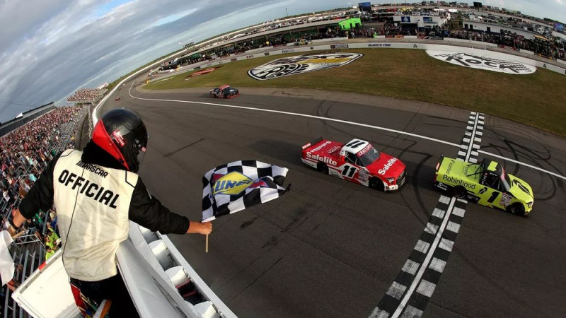 Video: NASCAR "Truck Series" finišā pirmo un otro vietu šķir 0.090 sekundes