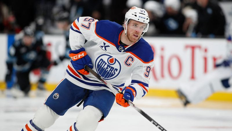 NHL statistika: Makdeivids iegūst Ārta Rosa balvu un panāk Lemjē un Hovu