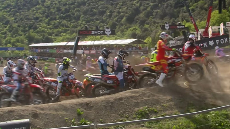Video: Domino efekts EMX250 pirmajā startā, Kubuliņš ārpus punktiem
