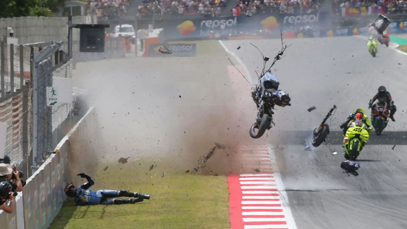 Video: "MotoGP" melnā diena - Aleksa Markesa smagais kritiens Katalonijā