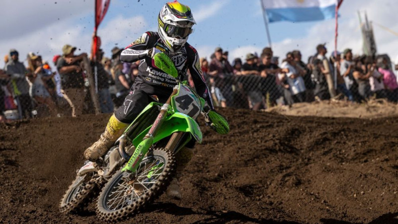 Jonass MXGP posmā pēc neveiksmīga starta aizcīnās līdz desmitajai vietai braucienā