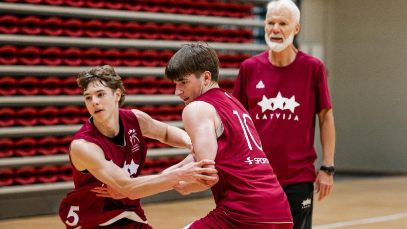 Latvijas U-20 basketbolisti pārbaudes spēlē ar viena punkta starpību zaudē lietuviešiem