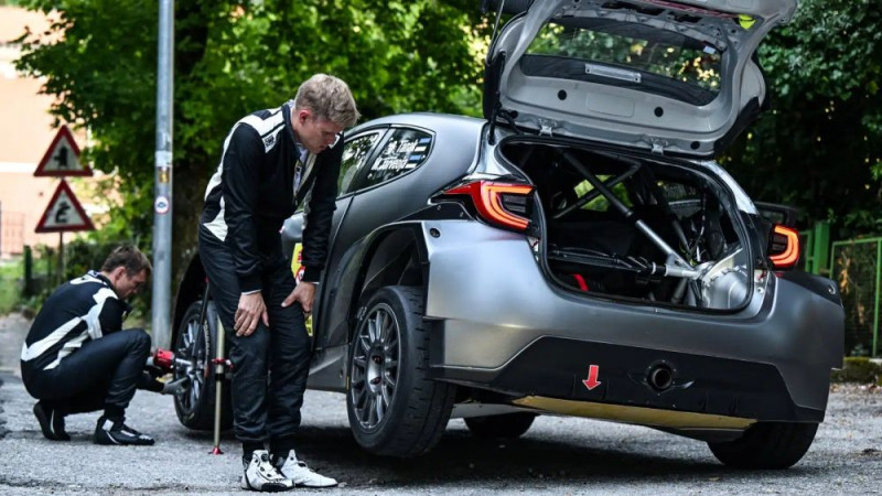 Tanaks aizvadījis testus pie "Toyota GR Yaris Rally1" auto stūres