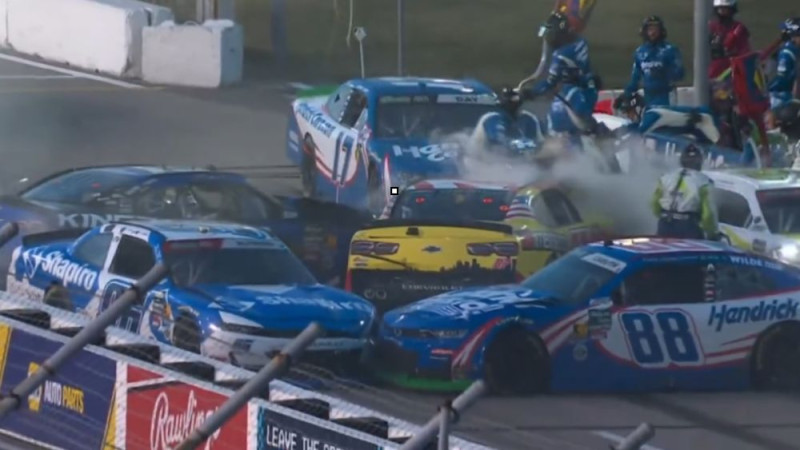 Video: NASCAR masveida sadursme... šoreiz boksu celiņā