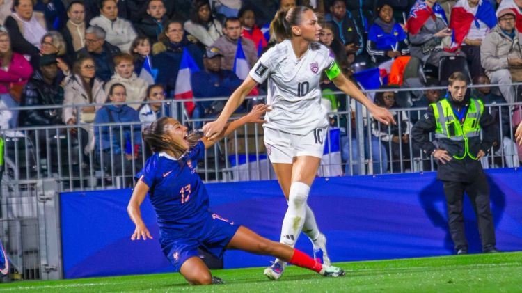 Latvijas dāmas pret futbola lielvalsti izvairās no divciparu sagrāves